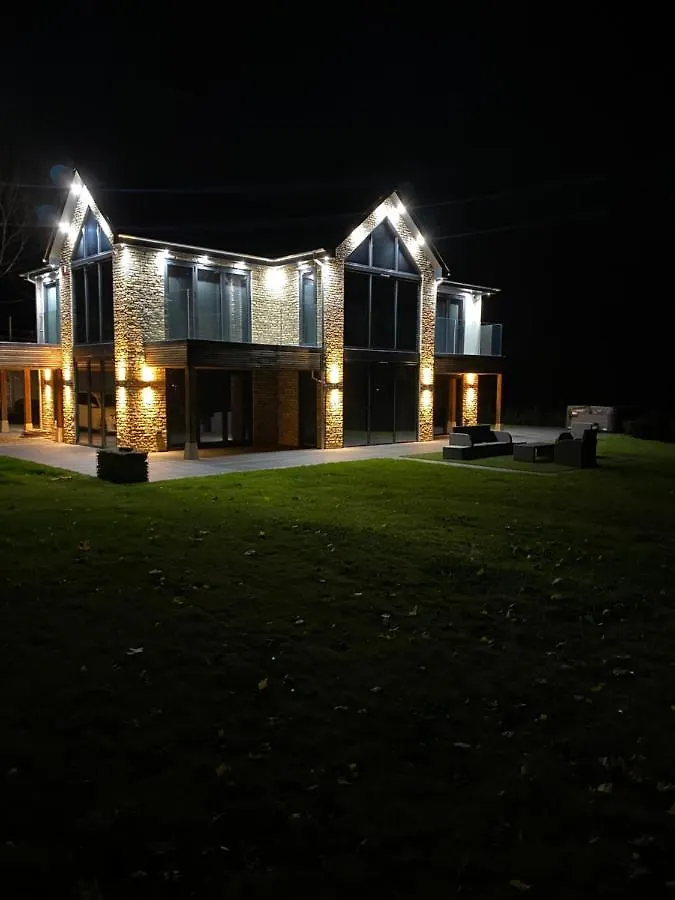 Stunning Modern Home Set In Beautiful Grounds. Bath 0*,