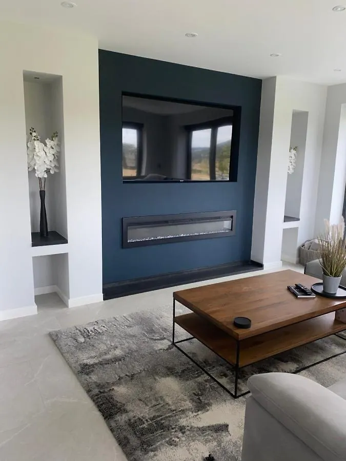 Stunning Modern Home Set In Beautiful Grounds. Bath