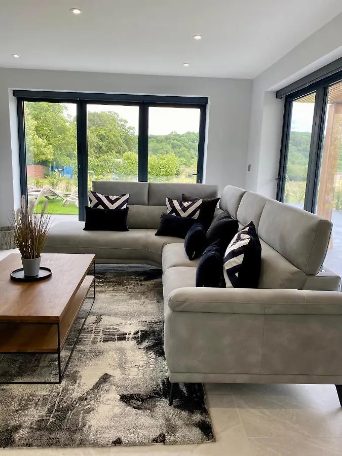 Stunning Modern Home Set In Beautiful Grounds. Bath