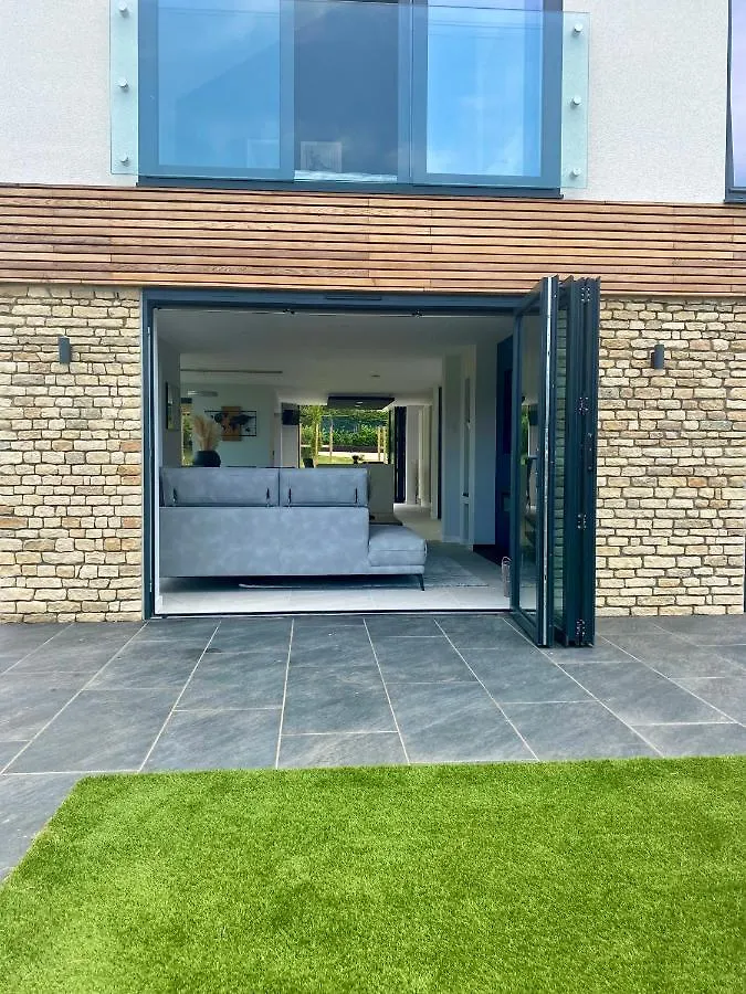 Stunning Modern Home Set In Beautiful Grounds. Bath Holiday home