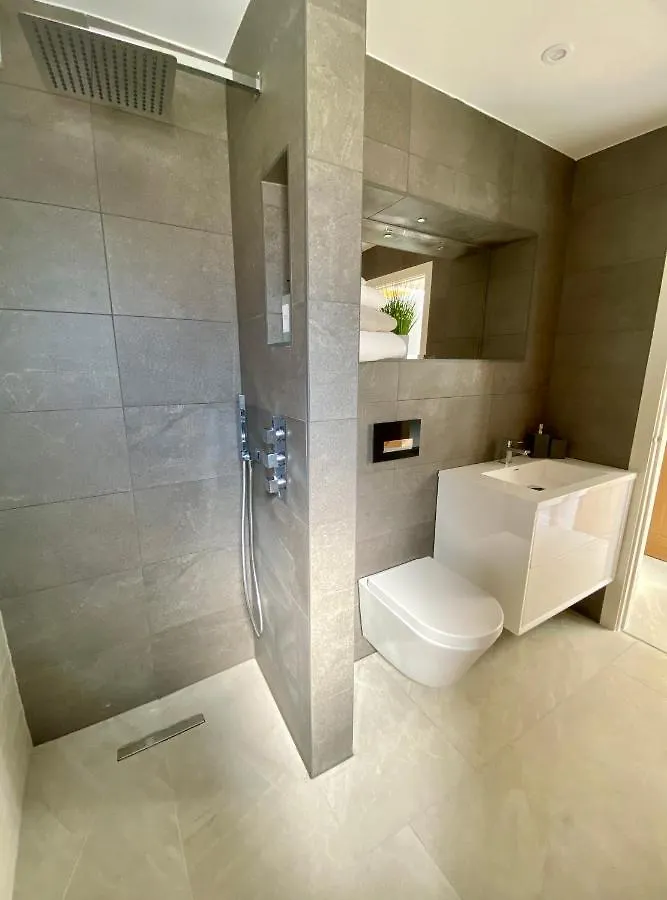 Stunning Modern Home Set In Beautiful Grounds. Bath