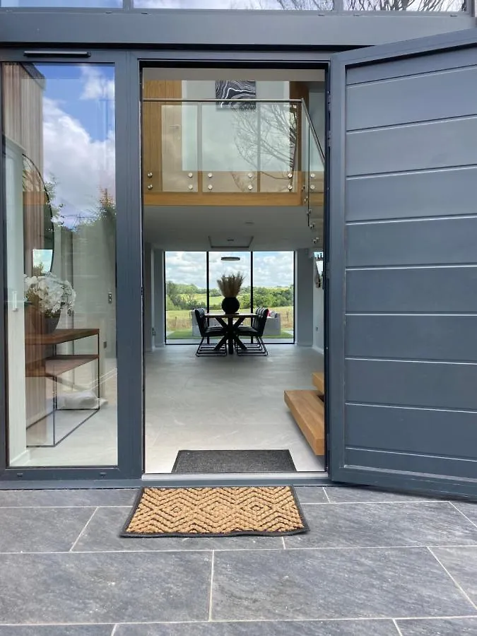 Stunning Modern Home Set In Beautiful Grounds. Bath 0*,