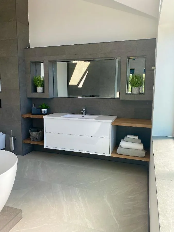 Stunning Modern Home Set In Beautiful Grounds. Bath