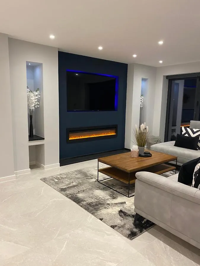 Stunning Modern Home Set In Beautiful Grounds. Bath United Kingdom