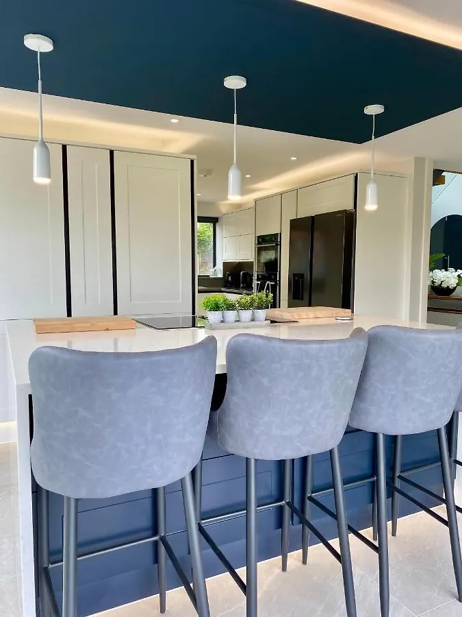 Stunning Modern Home Set In Beautiful Grounds. Bath Semesterbostad