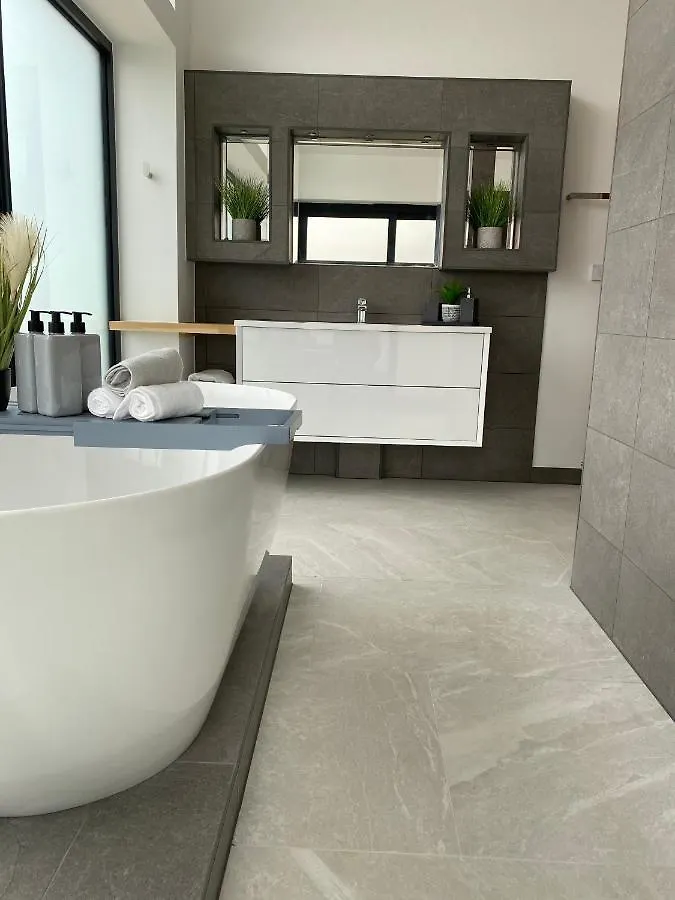Semesterbostad Stunning Modern Home Set In Beautiful Grounds. Bath