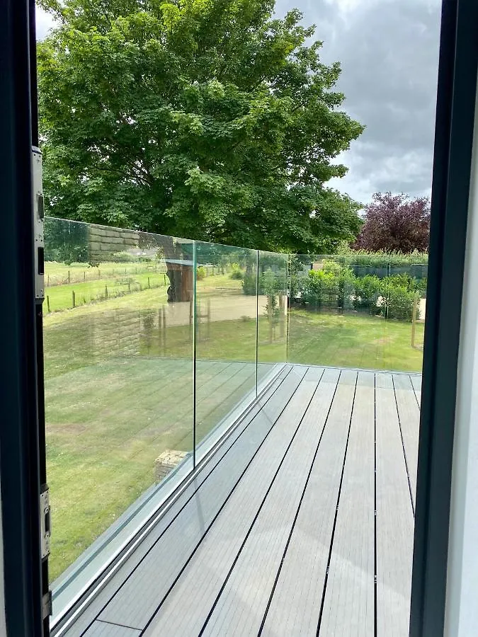 Stunning Modern Home Set In Beautiful Grounds. Bath Semesterbostad