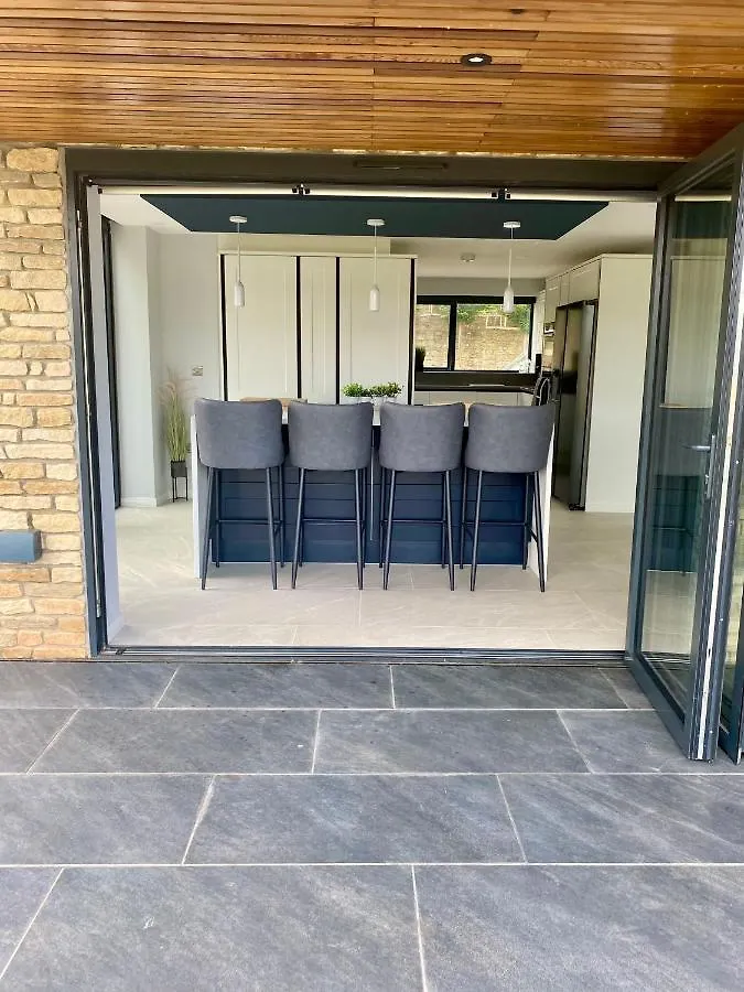 Stunning Modern Home Set In Beautiful Grounds. Bath