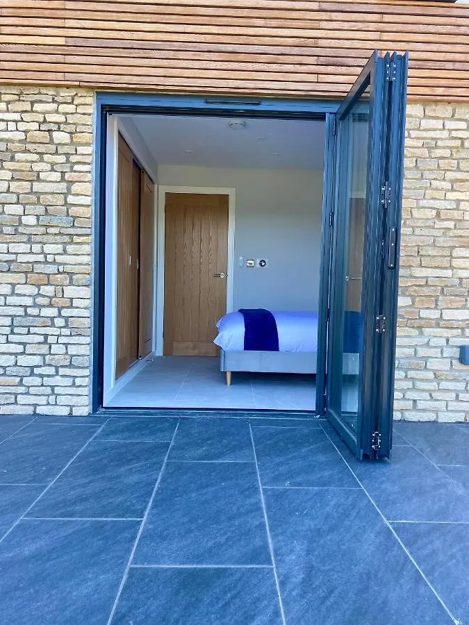Stunning Modern Home Set In Beautiful Grounds. Bath