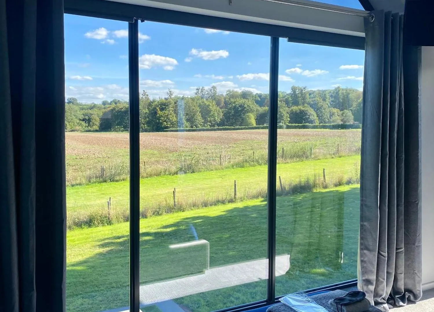 Stunning Modern Home Set In Beautiful Grounds. Bath Semesterbostad