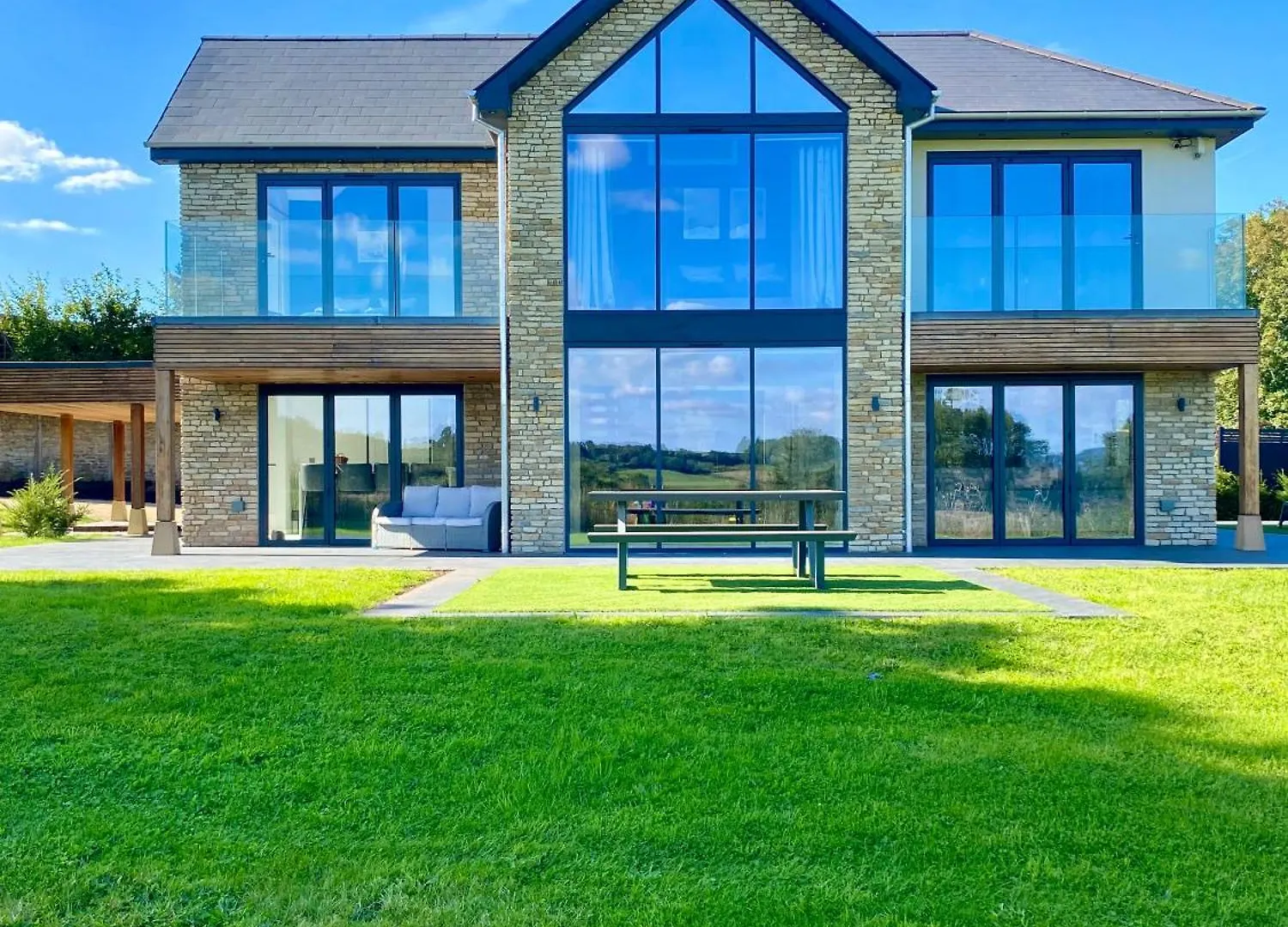 Stunning Modern Home Set In Beautiful Grounds. Bath