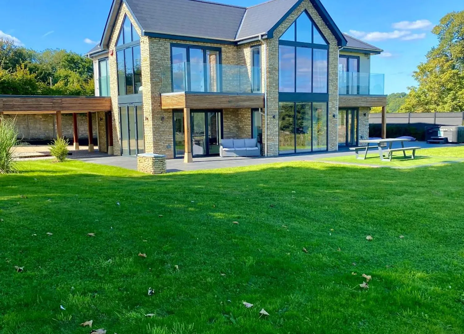 Stunning Modern Home Set In Beautiful Grounds. Bath